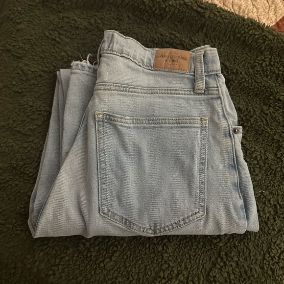 Abercrombie Curve Love Ultra High Waisted 90s Straight Jeans - Picture 2 of 7